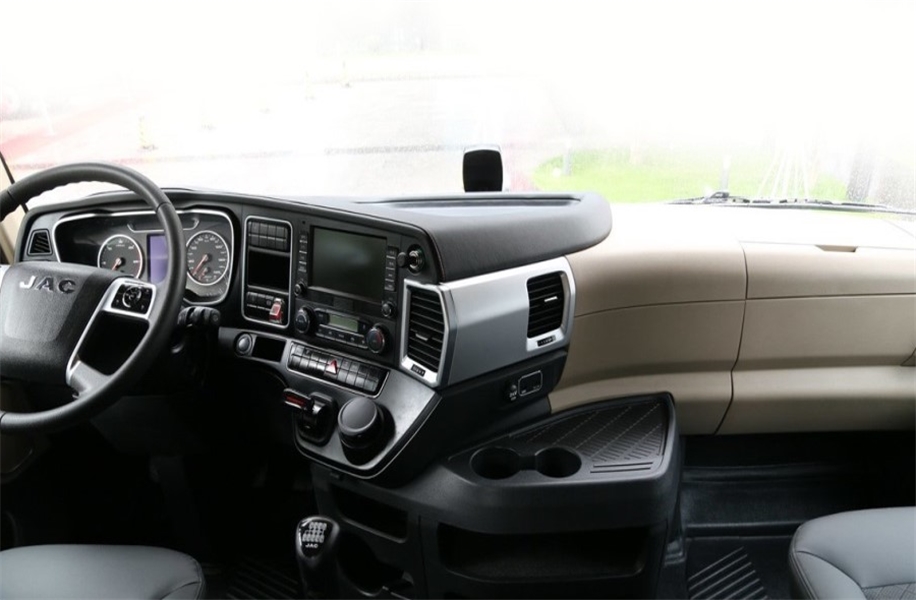 卡車(chē)儀表臺(tái)